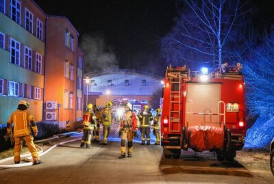 Feuer bricht an Turnhalle einer Oberschule aus - Feuer bricht an der Turnhalle einer Oberschule aus. Foto: LausitzNews/Jens Kaczmarek