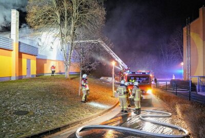 Feuer bricht an Turnhalle einer Oberschule aus - Feuer bricht an der Turnhalle einer Oberschule aus. Foto: LausitzNews/Jens Kaczmarek