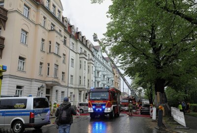 Feuer im Dachgeschoss am Pestalozziplatz Dresden - Brand in Dresden. Foto: Roland Halkasch