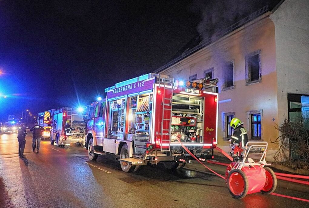 Gegen 21 Uhr wurden Feuerwehr und Rettungskräfte sowie Polizei zu einem Wohnhausbrand gerufen. Foto: Jan Haertel/ ChemPic