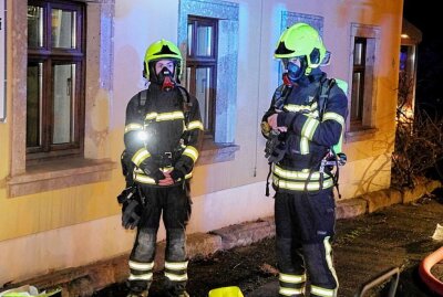 Feuer in Chemnitz: Mehrere Räume in Vollbrand - Gegen 21 Uhr wurden Feuerwehr und Rettungskräfte sowie Polizei zu einem Wohnhausbrand gerufen. Foto: Jan Haertel/ ChemPic