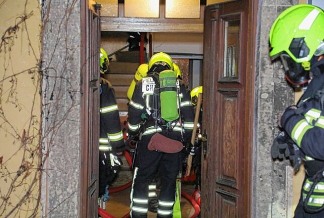 Gegen 21 Uhr wurden Feuerwehr und Rettungskräfte sowie Polizei zu einem Wohnhausbrand gerufen. Foto: Jan Haertel/ ChemPic