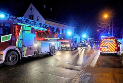 Feuer in Chemnitz: Mehrere Räume in Vollbrand - Gegen 21 Uhr wurden Feuerwehr und Rettungskräfte sowie Polizei zu einem Wohnhausbrand gerufen. Foto: Jan Haertel/ ChemPic