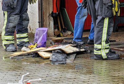 Feuer in Chemnitzer Garage: Akku einer Stirnlampe löst Brand aus - Ein womöglich defektes Akku-Ladegerät löste in einer Garage einen Brand aus. Foto: Harry Härtel
