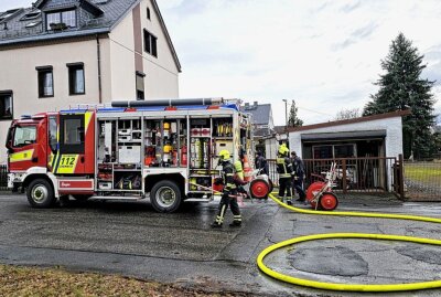 Feuer in Chemnitzer Garage: Akku einer Stirnlampe löst Brand aus - Ein womöglich defektes Akku-Ladegerät löste in einer Garage einen Brand aus. Foto: Harry Härtel