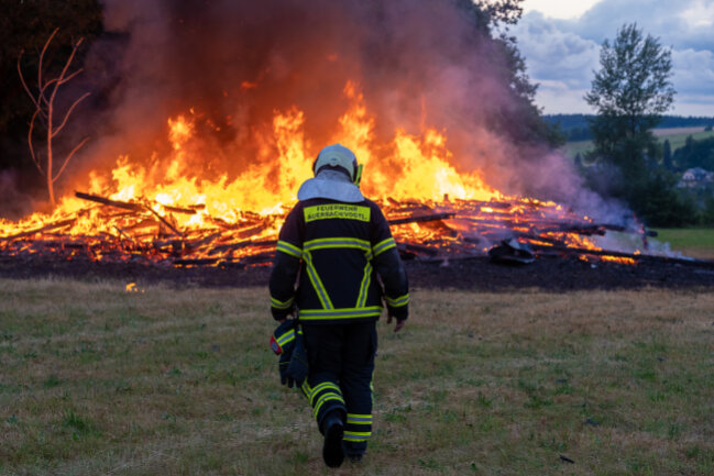 Feuer in Ellefeld: Scheune brennt komplett nieder - Am Einsatzort angekommen, konnte die Feuerwehr die Scheune nur noch kontrolliert niederbrennen lassen.