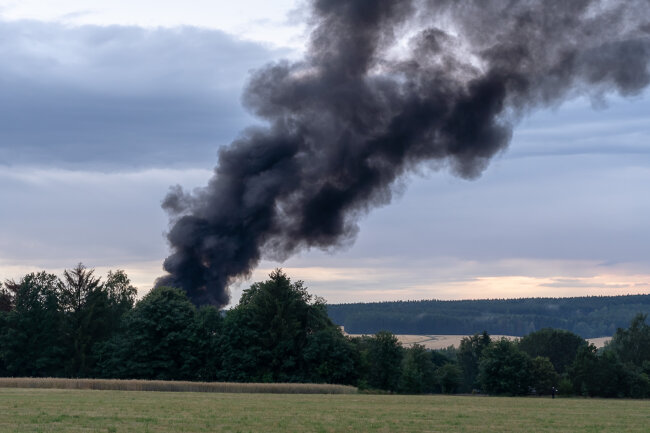 Feuer in Ellefeld: Scheune brennt komplett nieder - Die Rauchschwaden waren weithin zu sehen.