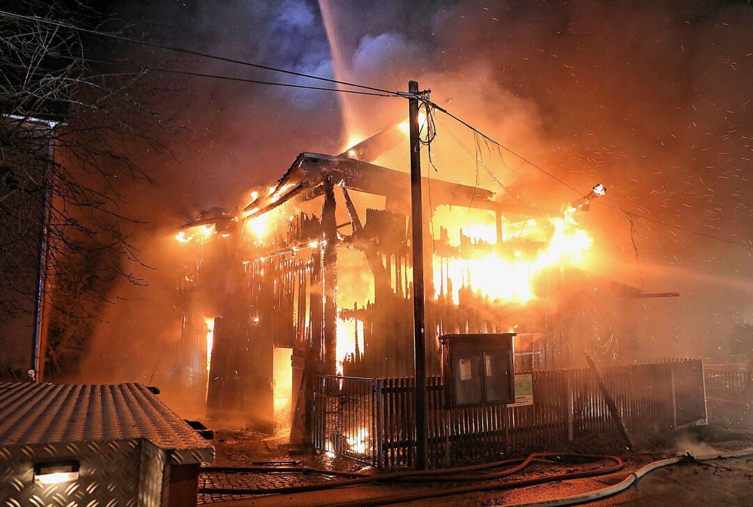 Feuer in Tharandt: Scheune völlig abgebrannt - Scheunenbrand in Tharandt. Foto: Roland Halkasch