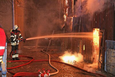 Feuer in Tharandt: Scheune völlig abgebrannt - Scheunenbrand in Tharandt. Foto: Roland Halkasch