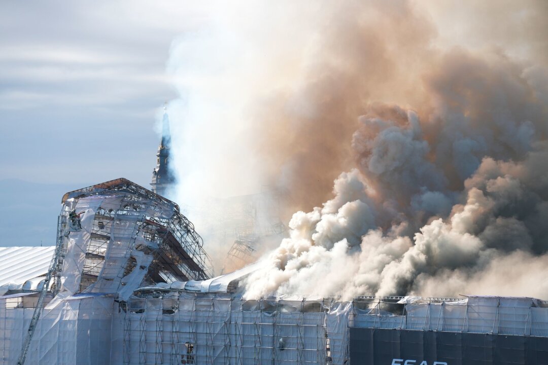 Feuer zerstört Struktur der historischen Börse in Kopenhagen - Dichter Rauch steigt aus der Alten Börse "Boersen" in Kopenhagen auf: "Ein ikonisches Gebäude, das uns allen viel bedeutet."