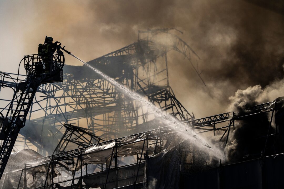 Feuer zerstört Struktur der historischen Börse in Kopenhagen - Feuerwehrleute während der Brandbekämpfung.