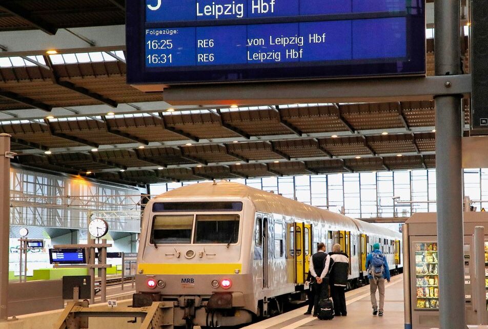 Feueralarm: Chemnitzer Hauptbahnhof zeitweise gesperrt - Die RE 6 fährt zwischen Chemnitz und Leipzig. Symbolbild. Foto: Harry Härtel/ Härtelpress