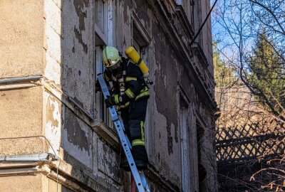 Feueralarm in Aue: Ermittlungen wegen Brandstiftung in einem leerstehenden Haus - Brandstiftung in einem leerstehenden Haus in Aue. Foto: Niko Mutschmann