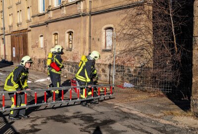 Feueralarm in Aue: Ermittlungen wegen Brandstiftung in einem leerstehenden Haus - Brandstiftung in einem leerstehenden Haus in Aue. Foto: Niko Mutschmann
