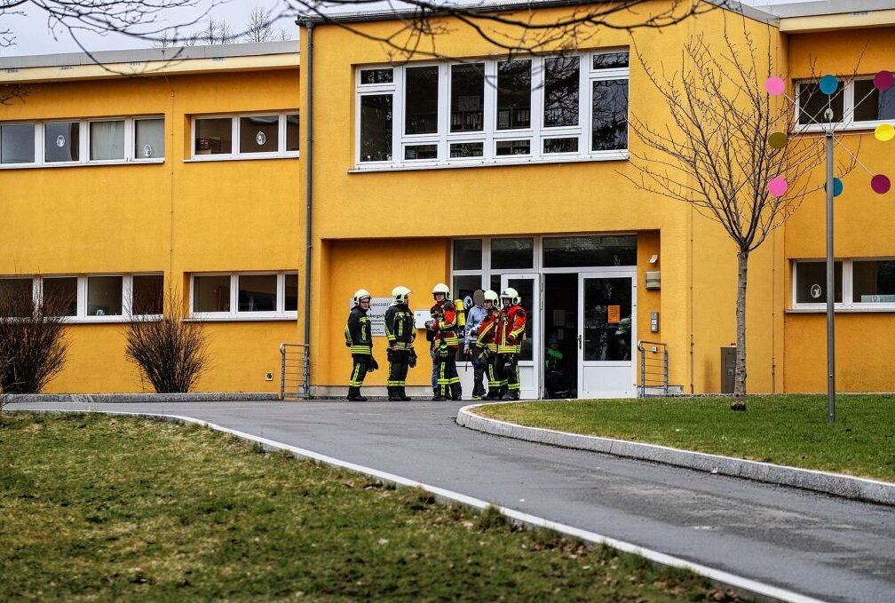 Feueralarm in Förderschule: 38 Einsatzkräfte im Einsatz - In der Küche der Schule war Spiegelei angebrannt- darauf hin sprang die Brandmeldeanlage an und alarmierte die Rettungskräfte. Foto: Niko Mutschmann