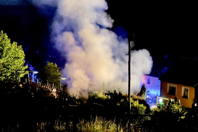 Rauchentwicklung durch Brand auf einem Komposthaufen in Raschau-Markersbach nahe der B101.