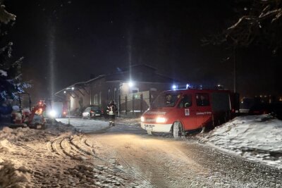 Feuerschein im Wald ruft Feuerwehren auf den Plan - Aufmerksame Anwohner meldeten ein unklares Feuer in Richtung der Auer Straße in Lößnitz.