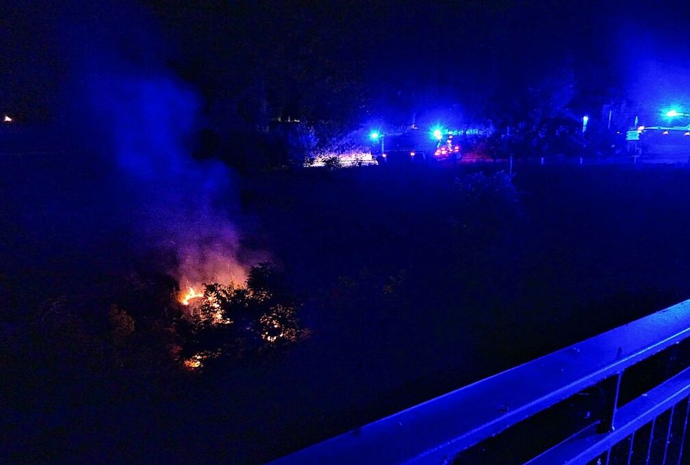 Feuerteufel flüchten - Brand an der Pöppelmannbrücke - Brand an der Pöppelmannbrücke. Foto: Sören Müller