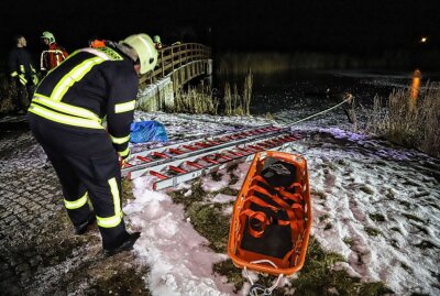Feuerwehr Bad Schlema bei Eisrettung gefordert - Rettungsübung der Feuerwehr in Bad Schlema. Foto: Niko Mutschmann