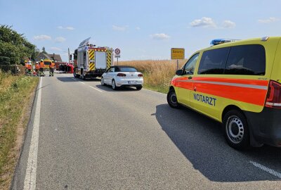 Feuerwehr befreit Schwerverletzte nach Unfall aus Auto - In Dänkritz ereignete sich ein Unfall. Foto: Mike Müller