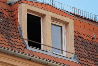 Feuerwehr bekämpft Brand in Dresdner Dachgeschosswohnung - Wohnung kann erstmal nicht bewohnt werden. Foto: Roland Halkasch