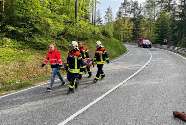 Am Abend wurde die Feuerwehr Bockau und Albernau mit Rettungsdienst und Polizei zu einer großen Übung alarmiert. Foto: Nico Mutschmann
