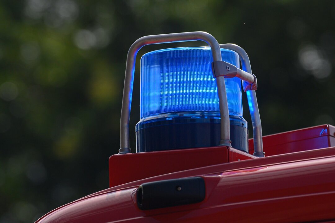 Feuerwehr findet tote Seniorin nach Wohnungsbrand in Dresden - Ein Blaulicht leuchtet auf dem Dach eines Einsatzfahrzeugs der Feuerwehr.