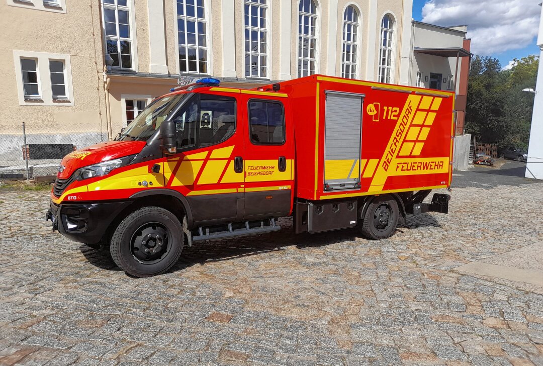 Feuerwehr Fraureuth erhält zwei neue Autos - Der fabrikneuen Gerätewagen Logistik 1, Typ IVECO Daily 4x4. Dieser ersetzt einen alten LO aus DDR-Zeiten. Foto: Gemeinde Fraureuth