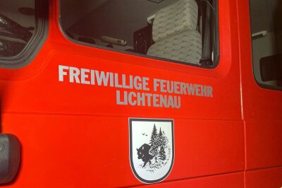 Die Tür der neuen FFW Feuerwehr in Auerswalde ist neu foliert.