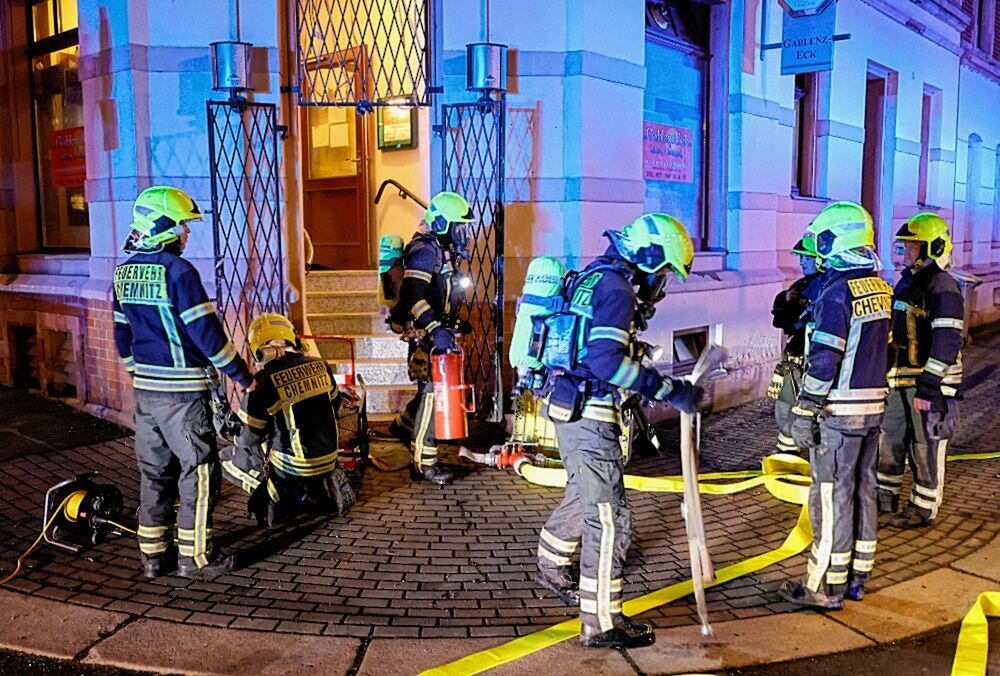 Die Feuerwehr wurde zum Einsatz gerufen, da laut unseres Reporters vor Ort Rauch und Qualm in die Räume des Restaurants "Gablenz Eck" drang. Foto: Harry Härtel/haertelpress
