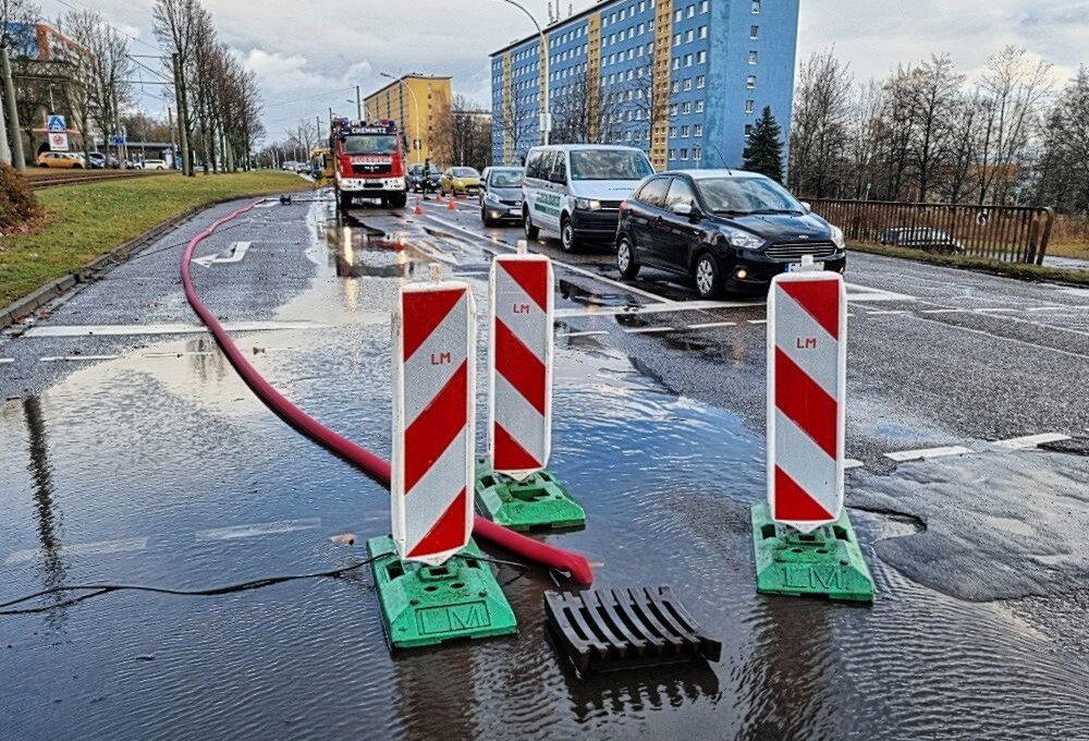 Feuerwehr im Einsatz: Überflutung in Chemnitz - In Chemnitz kam es am Freitagvormittag zu einer Überflutung. Foto: Harry Härtel/haertelpress