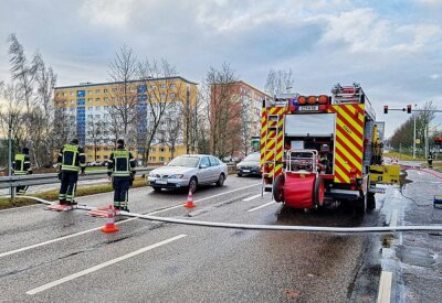 Feuerwehr im Einsatz: Überflutung in Chemnitz - In Chemnitz kam es am Freitagvormittag zu einer Überflutung. Foto: Harry Härtel/haertelpress