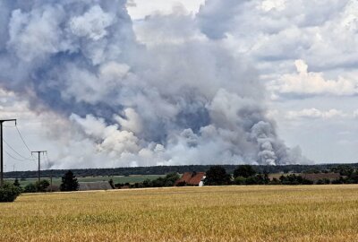 Feuerwehr kämpft gegen 200 Hektar-Waldbrand an sächsischer Grenze - Noch immer kämpft die Feuerwehr an der sächsischen Grenze gegen den großen Brand. Foto: Sören Müller