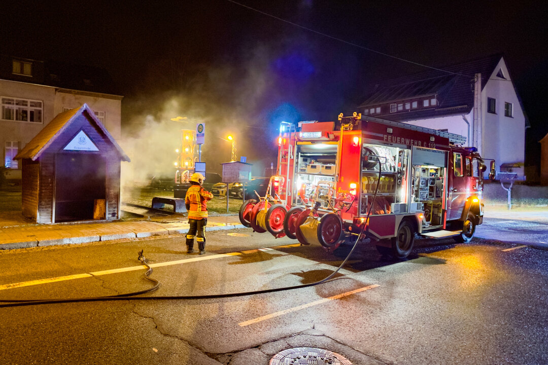 Feuerwehr löscht brennendes Bushäuschen in Bad Schlema - Feuerwehreinsatz: Bushäuschen in Bad Schlema in Flammen.