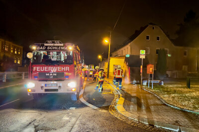 Feuerwehr löscht brennendes Bushäuschen in Bad Schlema - Autofahrer entdeckt Brand: Feuerwehreinsatz in Bad Schlema. 