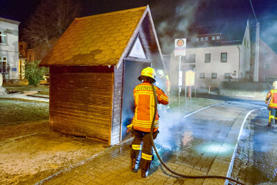 Feuerwehr löscht brennendes Bushäuschen in Bad Schlema - Feuerwehr löscht Brand in Bad Schlema: Bushäuschen schwer beschädigt.
