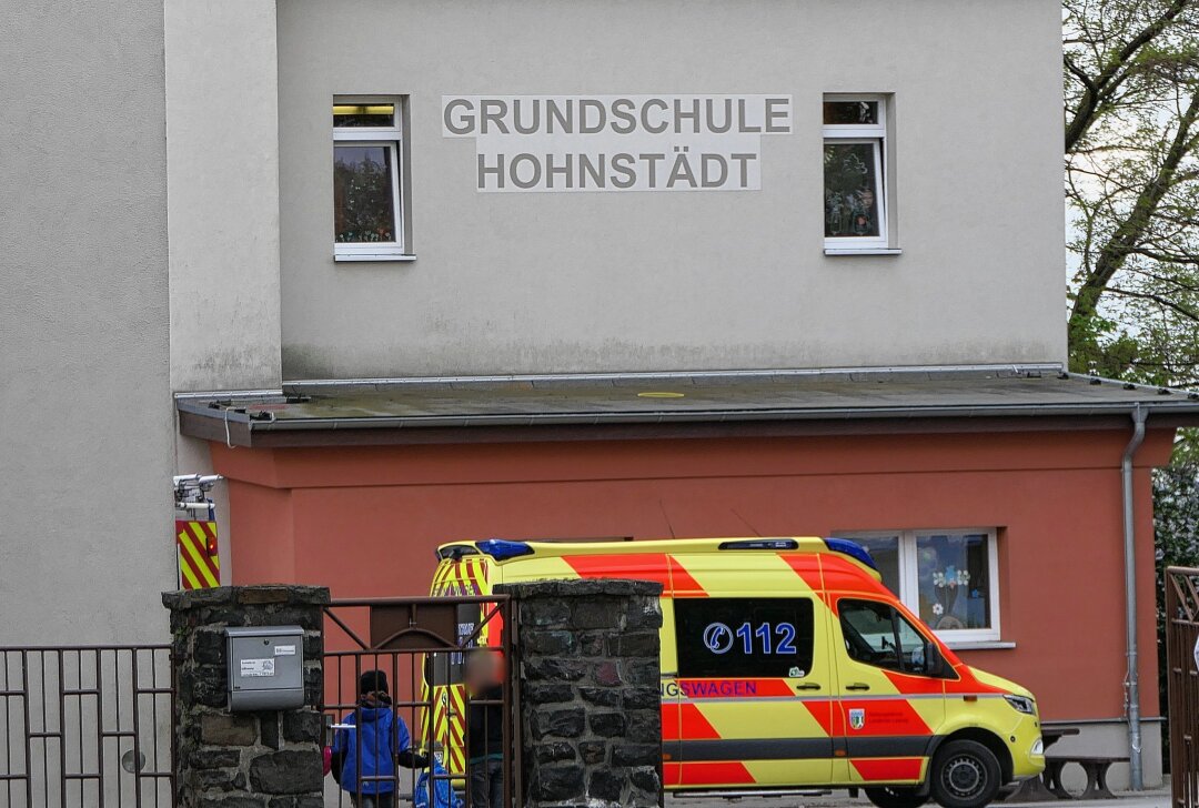 Feuerwehr rettet eingeklemmtes Mädchen in Grimma - Das Mädchen besucht die Hohnstädt Grundschule. Foto: Sören Müller