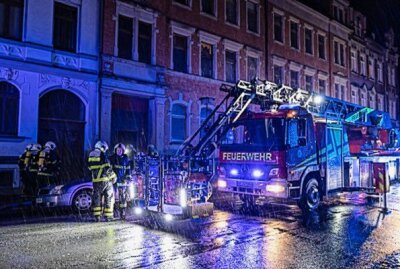 Feuerwehr rettet zwei Menschen nach Brand in Auerbach - Die Feuerwehr musste zwei Bewohner retten. Foto: David Rötzschke