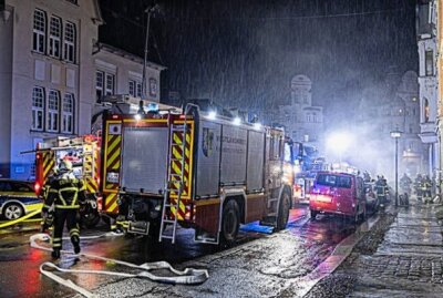 Feuerwehr rettet zwei Menschen nach Brand in Auerbach - Die Feuerwehr musste zwei Bewohner retten. Foto: David Rötzschke