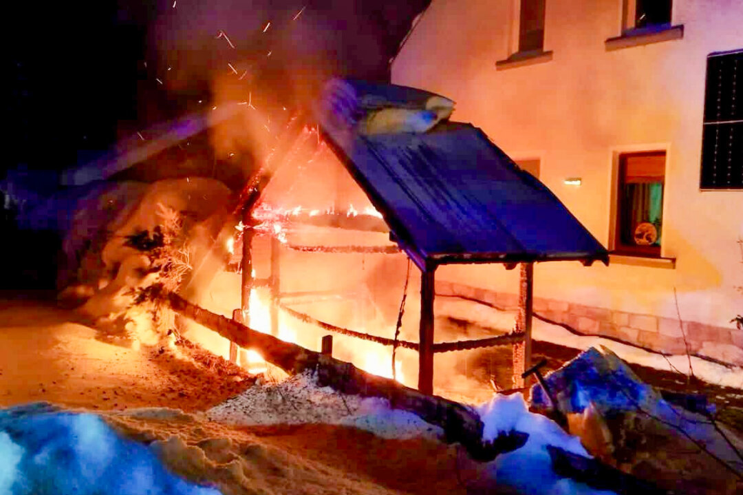 Feuerwehr verhindert Hausbrand in Eibenstock-Wildenthal - Ein Feuer in einem Unterstand für Mülltonnen und Gartengeräte hat in der Nacht zum Freitag in Wildenthal für einen Großeinsatz der Feuerwehr gesorgt. Foto: Feuerwehr Eibenstock