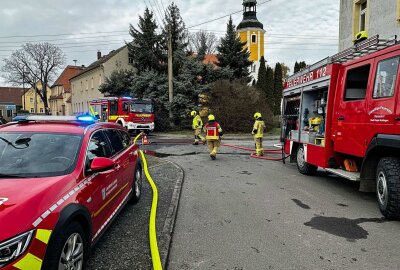 Feuerwehr wegen Schornsteinbrand im Einsatz: Eine Person verletzt - Am Sonntagmittag kam es in Regis-Breitingen zu einem Feuerwehreinsatz aufgrund eines Brandes. Foto: xcitepress/XCitePress