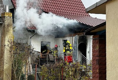 Feuerwehr wegen Schornsteinbrand im Einsatz: Eine Person verletzt - Am Sonntagmittag kam es in Regis-Breitingen zu einem Feuerwehreinsatz aufgrund eines Brandes. Foto: xcitepress/XCitePress