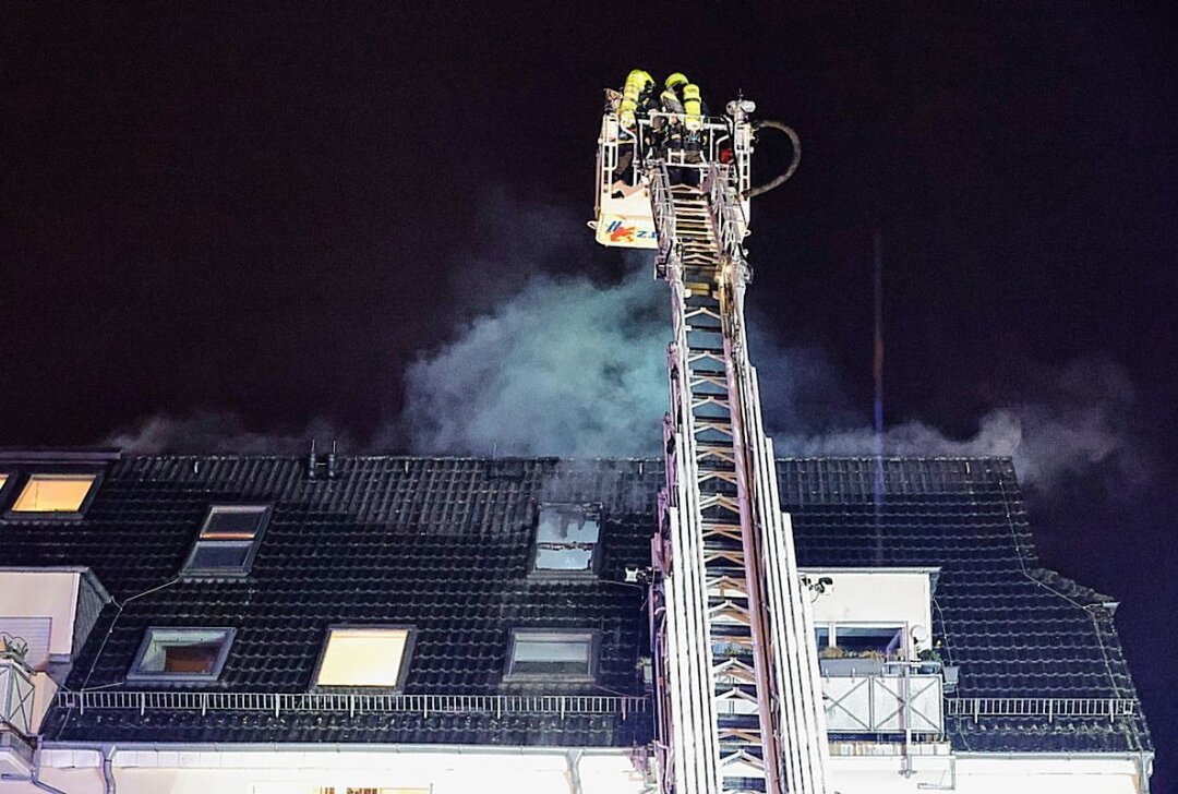 Feuerwehralarm in Röhrsdorf: Wohnung in Flammen - In Röhrsdorf brannte es in einer Dachgeschosswohnung. Foto: Harry Härtel