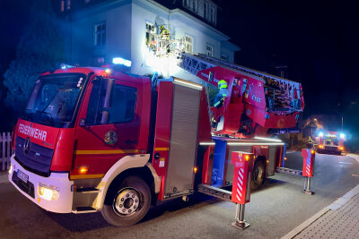 Feuerwehreinsätze in Schneeberg nach Silvesterfeuerwerk - Kurz nach Mitternacht ging es für die Feuerwehren mit den Einsätzen schlag auf Schlag.