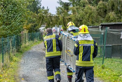 Feuerwehreinsätze nach Sturm im Vogtland -  Feuerwehreinsatz Treuen am Tierheim.  Foto: blst/David Rötzschke