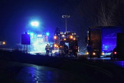 Feuerwehreinsatz auf der A17: PKW brennt vollständig aus - Auf der A17 kam es in der Nacht zu Samstag zu einem Fahrzeugbrand. Foto: Roland Halkasch