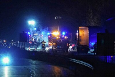 Feuerwehreinsatz auf der A17: PKW brennt vollständig aus - Auf der A17 kam es in der Nacht zu Samstag zu einem Fahrzeugbrand. Foto: Roland Halkasch