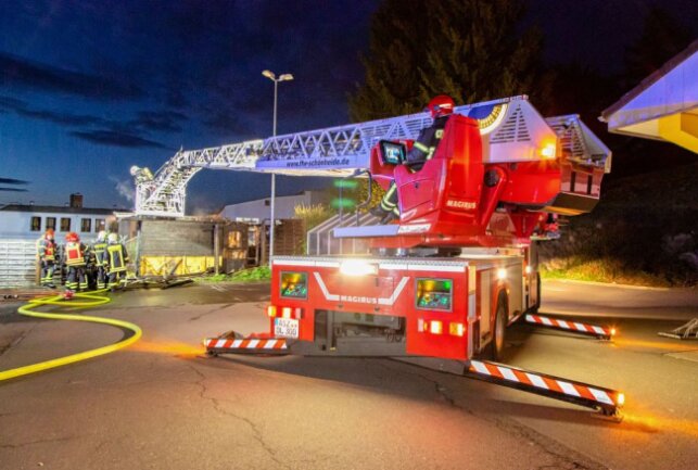 Feuerwehreinsatz im Erzgebirge: Holzschuppen in Vollbrand - In Schönheide kam es zu einem Brand. Foto: André März