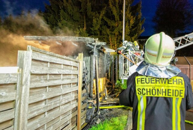Feuerwehreinsatz im Erzgebirge: Holzschuppen in Vollbrand - In Schönheide kam es zu einem Brand. Foto: André März