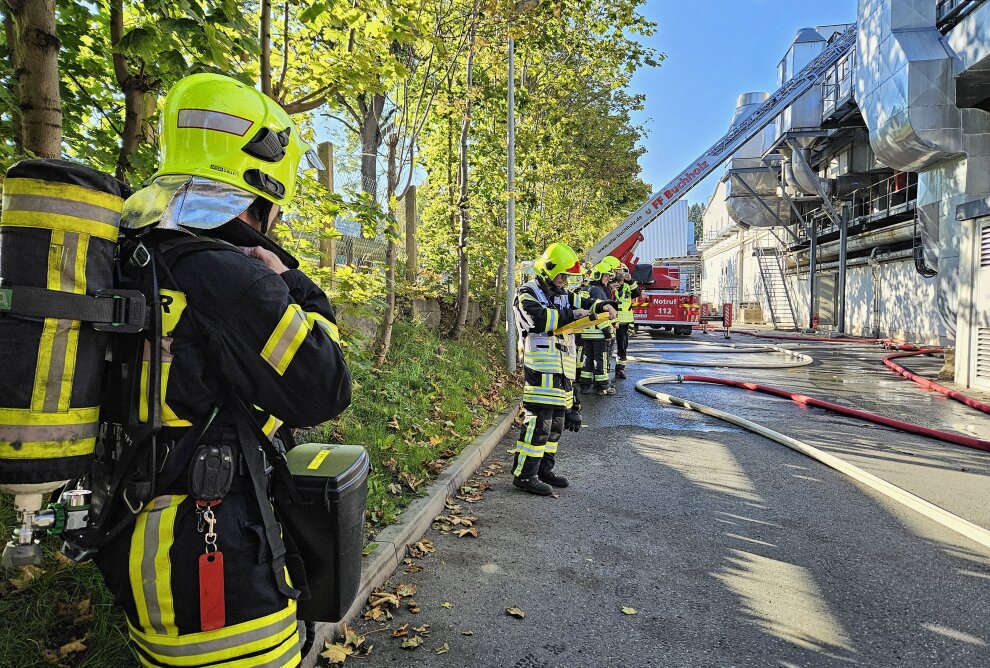 Feuerwehreinsatz in Annaberg-Buchholz: Brand in Papierfabrik - Lüftungsanlage einer Fabrik in Annaberg-Buchholz brannte. Foto: Bernd März